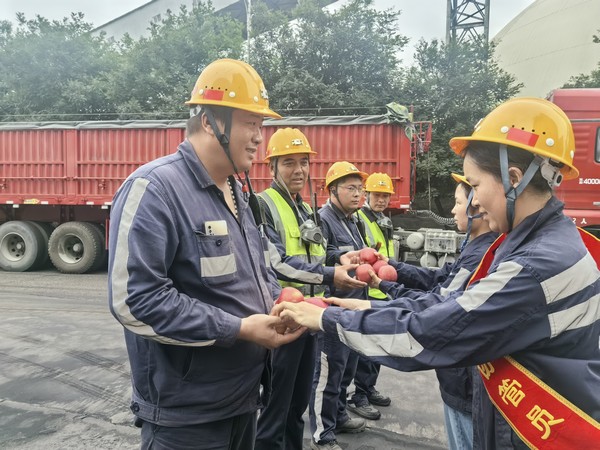 陜煤建設(shè)洗選煤運(yùn)營公司開展“溫馨父親節(jié),協(xié)管囑安全”活動 陜煤建設(shè)洗選煤運(yùn)營公司開展“溫馨父親節(jié),協(xié)管囑安全”活動