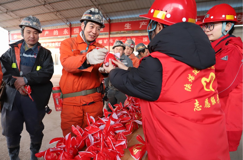 匯聚愛心,點(diǎn)亮希望:陜煤建設(shè)礦建二公司志愿服務(wù)活動全記錄 匯聚愛心,點(diǎn)亮希望:陜煤建設(shè)礦建二公司志愿服務(wù)活動全記錄